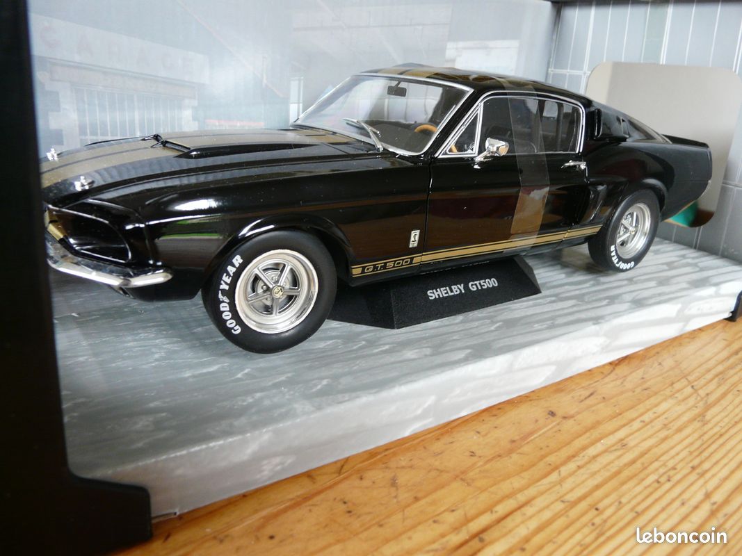 Voiture Ford Mustang GT500 noire et dorée 1967 neuve en boîte (image 6)