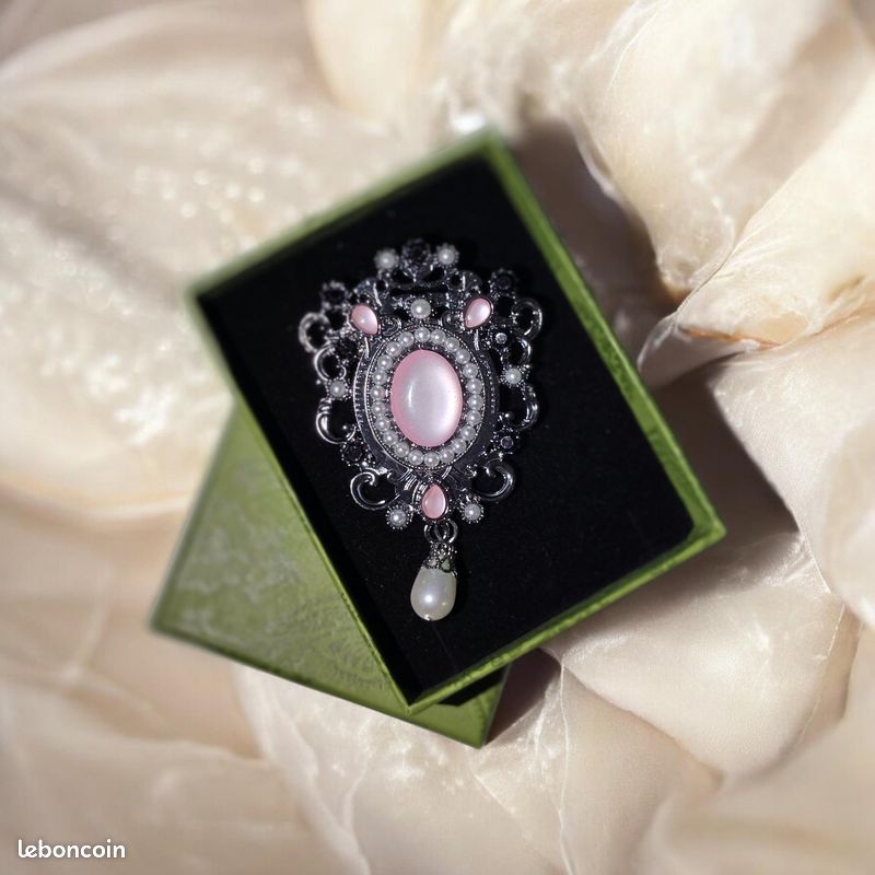 Broche Vintage Fantaisie N219 - Bijou Rétro Occasion, Parfait Pour Personnaliser Tes Looks