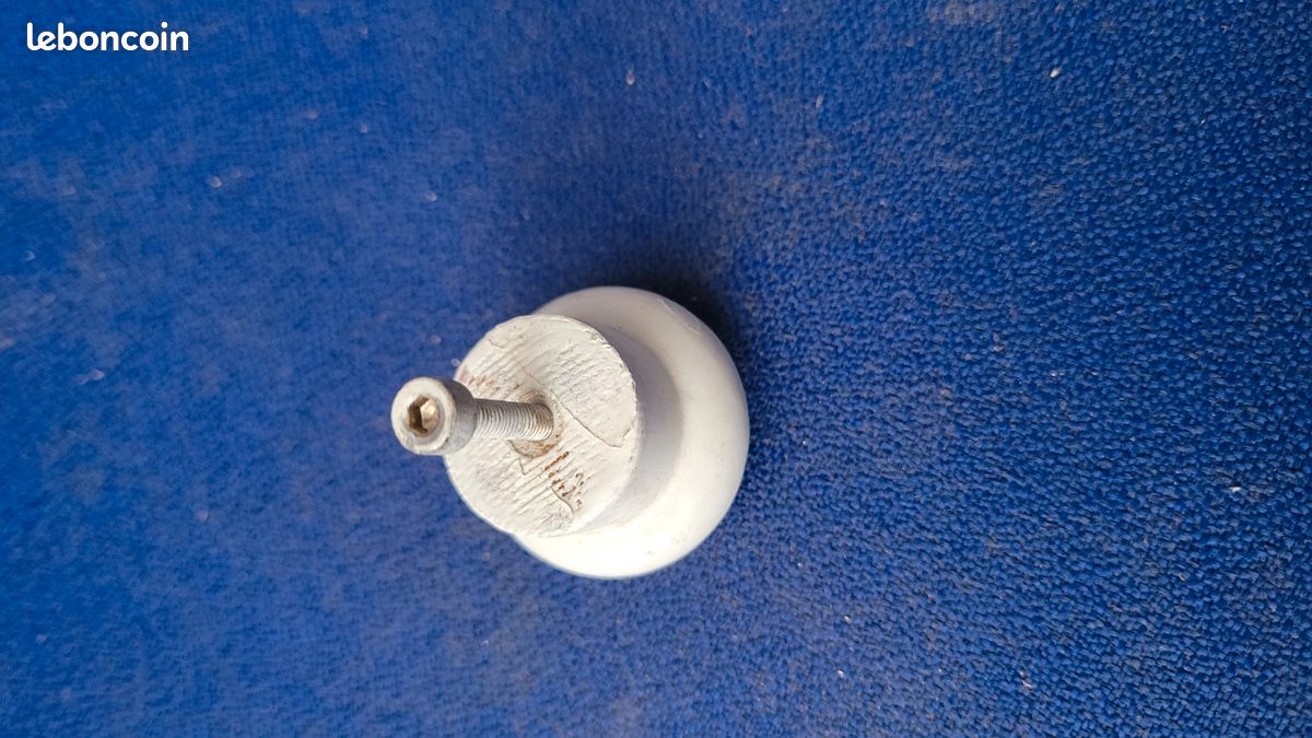 Bouton de meuble vintage en bois blanc avec vis de fixation (image 4)