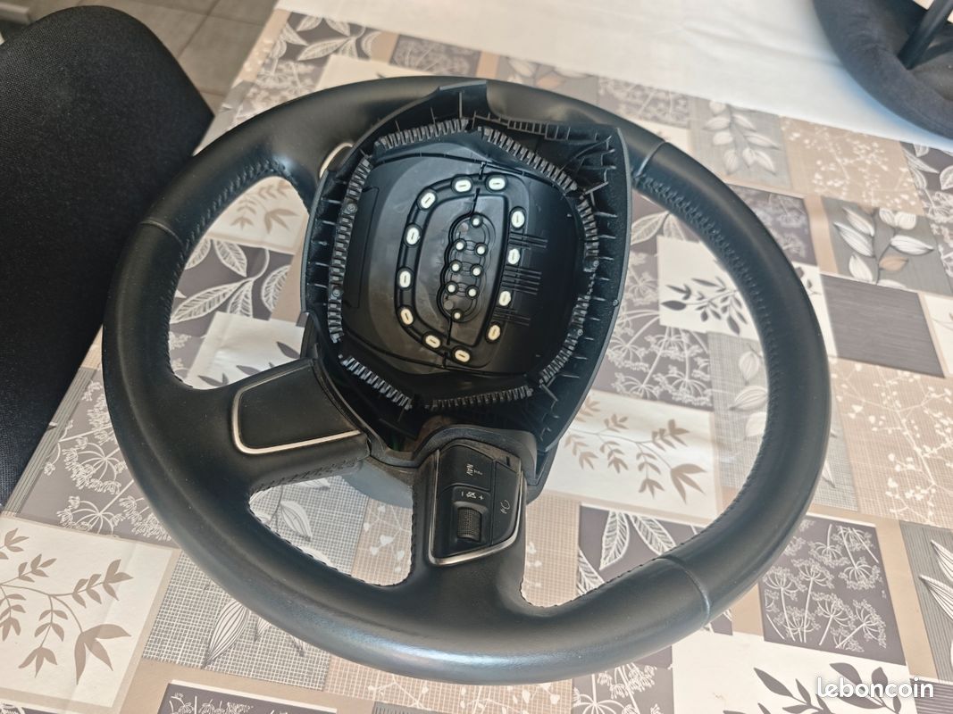 Volant + cache + commandes Audi en très bon état (image 3)