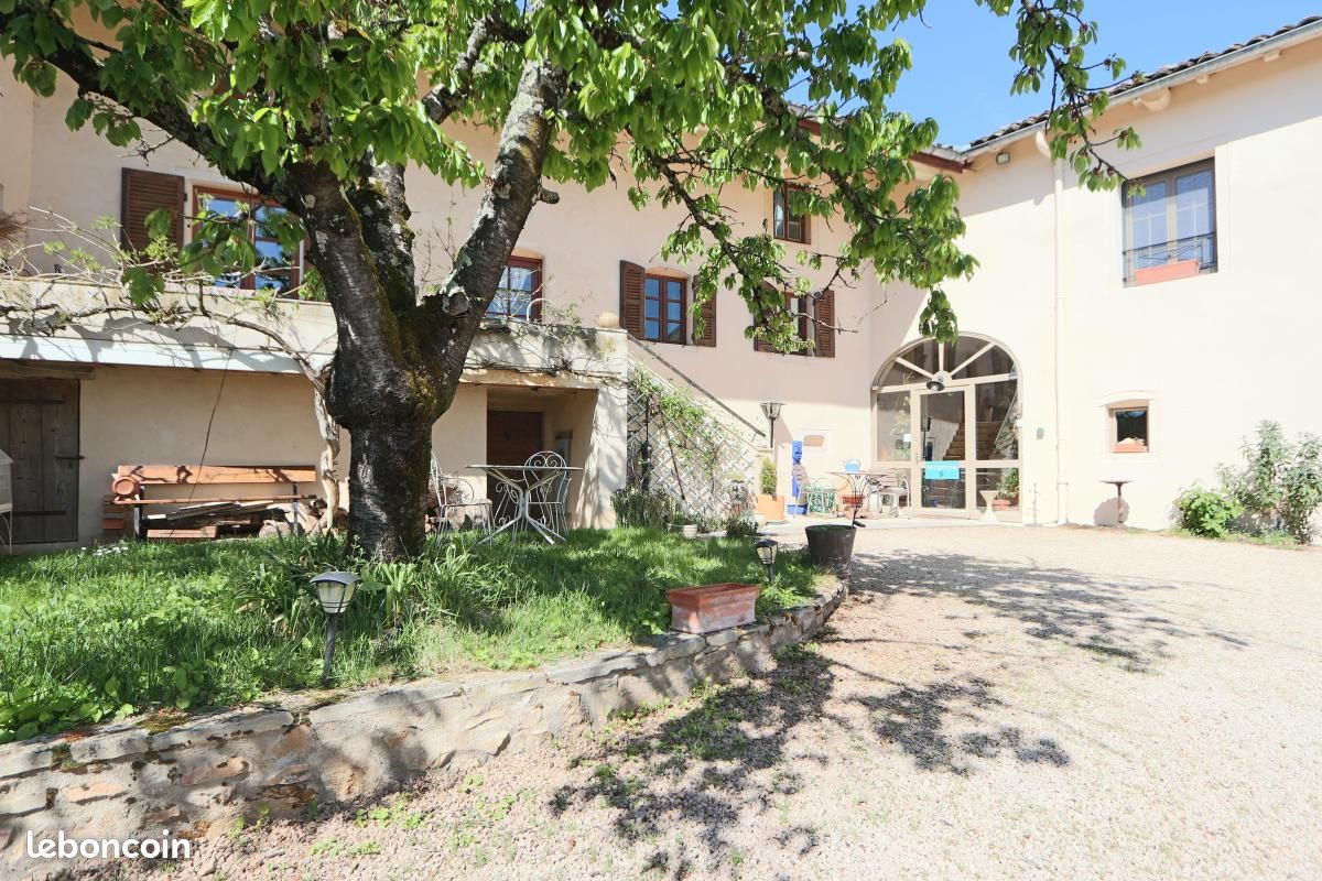 Maison 8 pièces 355 m² · à Lancié · 355 m² · 669 000 €