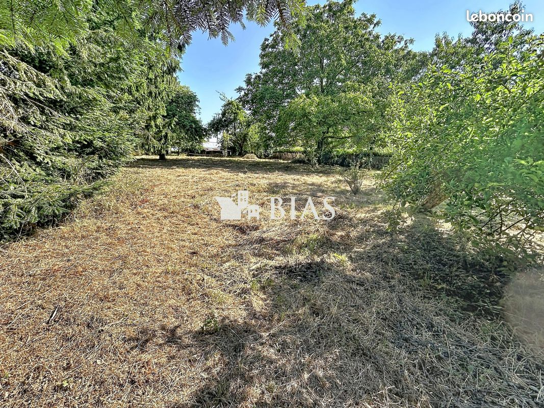 Terrain 1374 m² · à Montmain · 1 374 m² · 63 000 €