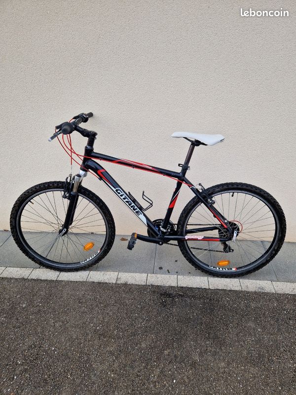 VTT Gitane Fitzroy 2.5 Sport noir et rouge en bon état, 26 pouces - Vélos