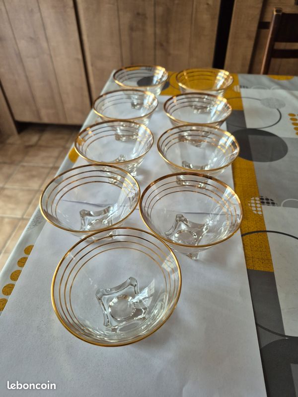 Lot de 9 coupes à champagne/ coupelles Art Déco Vintage. Pied carré et liserés dorés (image 1)