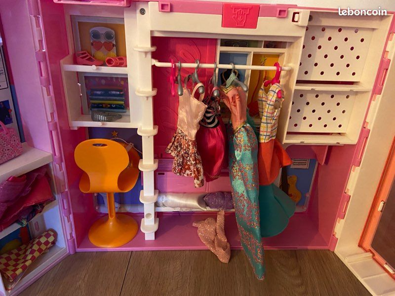 Dressing Barbie (image 2)