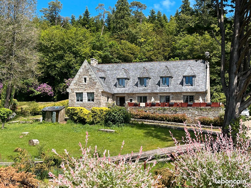 Maison 12 pièces 324 m² · à Huelgoat · 324 m² · 685 000 €