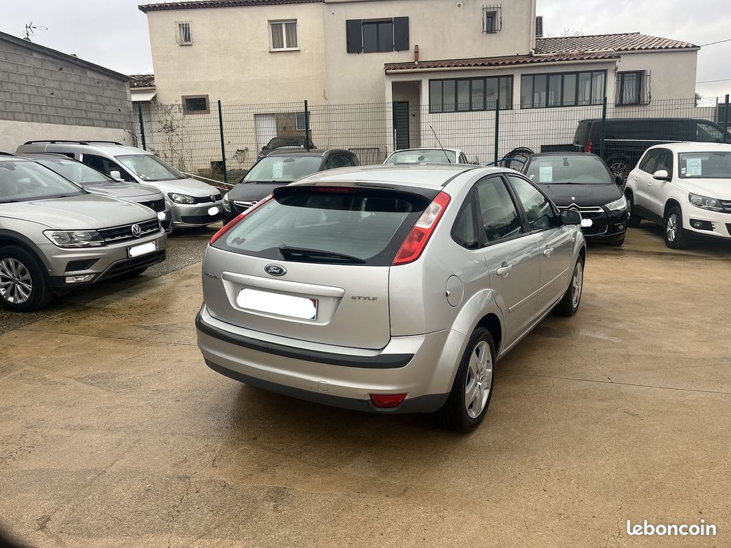 Ford FOCUS 1.6 100CH GHIA BVA 4P (VOLANT À DROITE) (image 4)