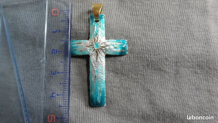 Pendentif Croix En émaux De Limoges - Couleur Blanc Et Rose, Longueur 5 Cm, Abîmé, Occasion