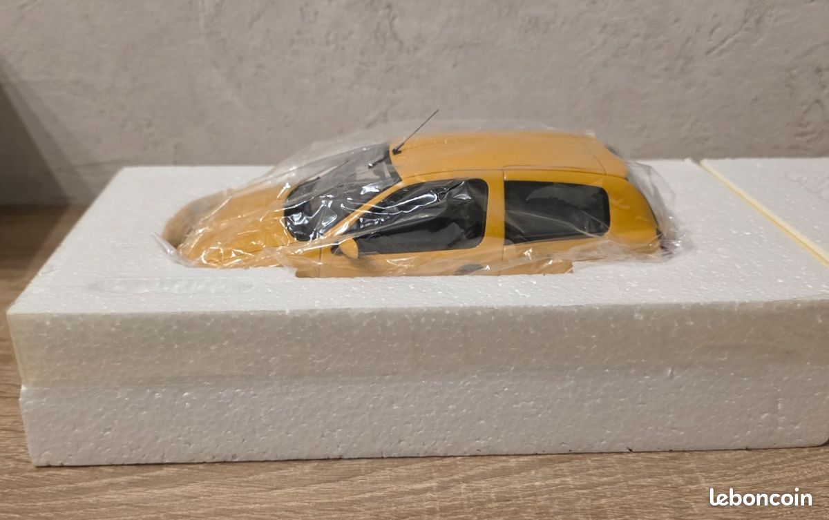 Renault Clio 2 RS Phase I 1/18 Jaune Ottomobile OT878 – Miniature Neuve