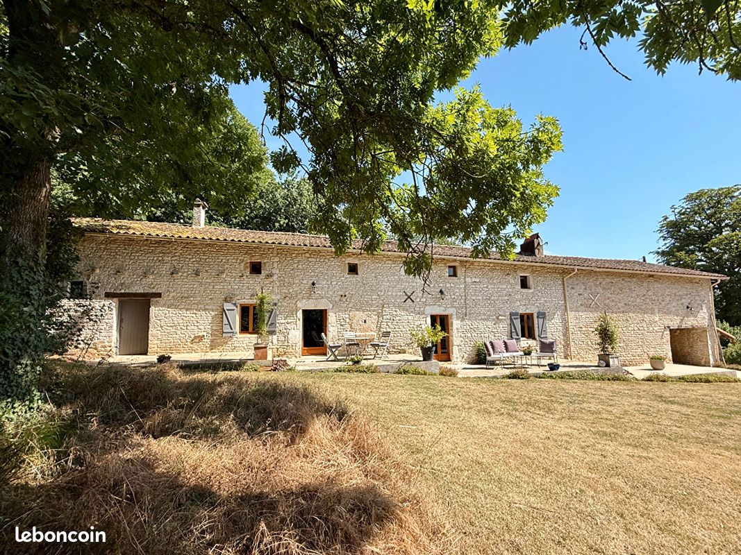 Maison 8 pièces 234 m² · à Saint-Coutant · 234 m² · 399 500 €