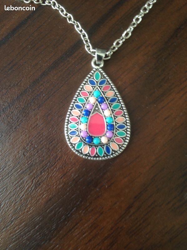 Collier avec pendentif en métal argenté et pierres rose , turquoise et bleu (image 4)