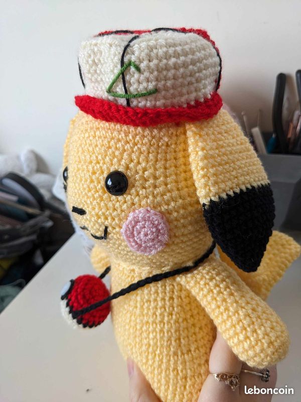 Pikachu dans une casquette, doudou peluche fait main au crochet neuf (image 5)