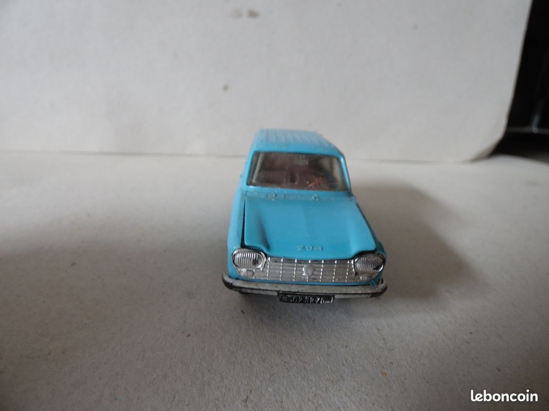 Norev Plastigam série B réf 32 : Peugeot 204 Break (Rouge Norev Plastigam série B réf 32 : Peugeot 204 Break (Rouge