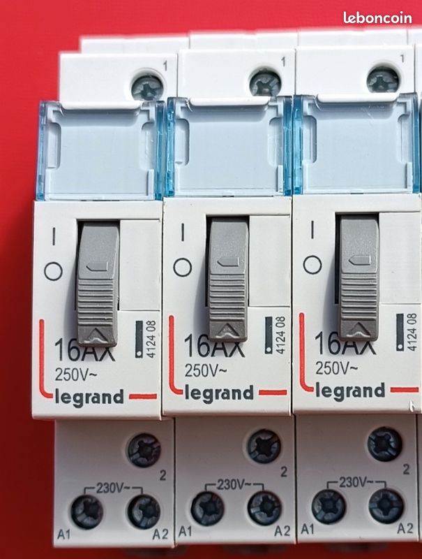 3 télérupteurs neufs LEGRAND 16A
neufs jamais servi
Payé 30 euros l'unité, je le vends 15 euros l'unité (image 1)