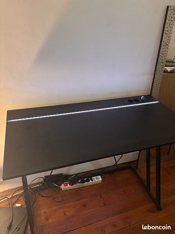 Bureau gamer avec leds intégrées (image 1)