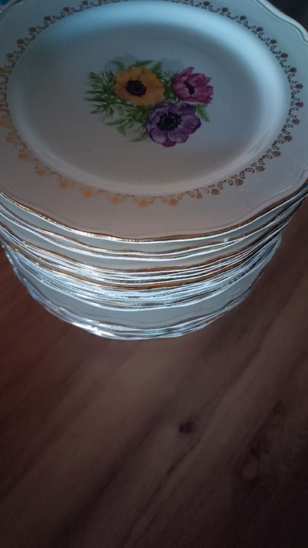 Vaisselle en porcelaine blanche Assiettes à dîner Incl. Service à café pour 12  personnes Soupière 57 pièces au total -  France