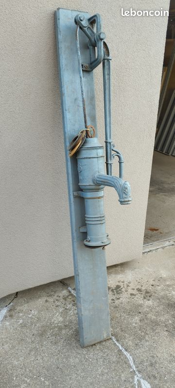 Pompe à Eau Ancienne Fonte (1900) (image 1)