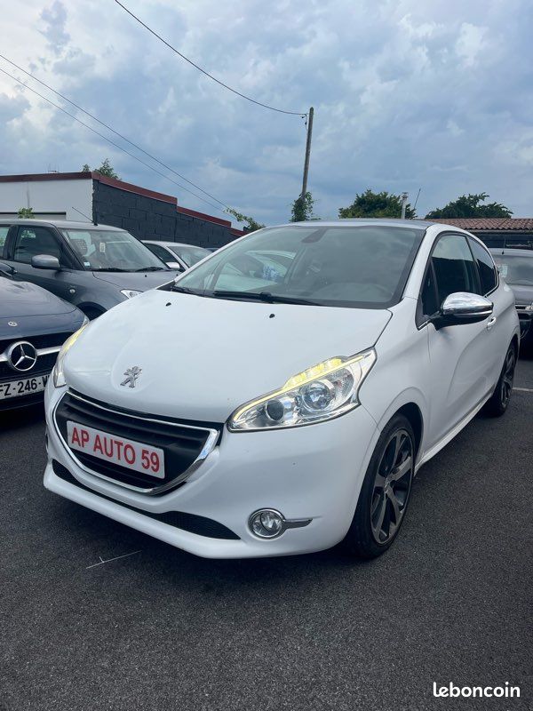 PEUGEOT 208 1.6 e-HDi 92ch BVM5 Feline , berline, blanc, 5 cv, 3 portes (image 1)