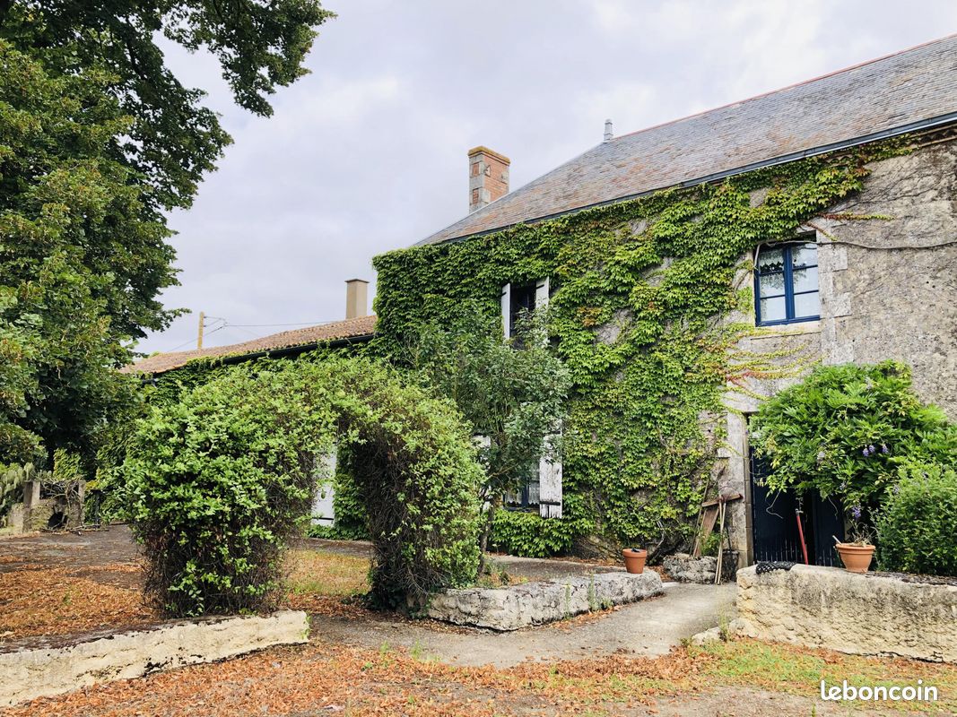 Maison 8 pièces 160 m² - La Grimaudière 86330 (image principale 1)