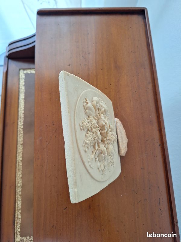Sculpture en bas-relief bouquet de fleurs (image 2)