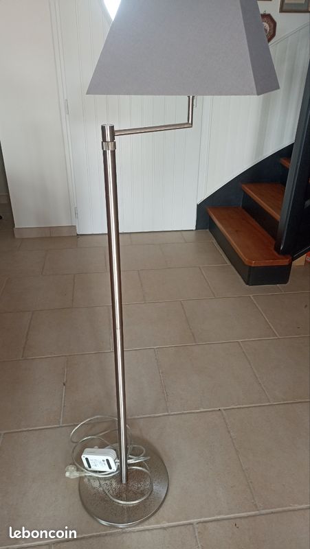 Vend lampe sur pied en métal avec abat-jour gris .A prendre sur place (image 1)
