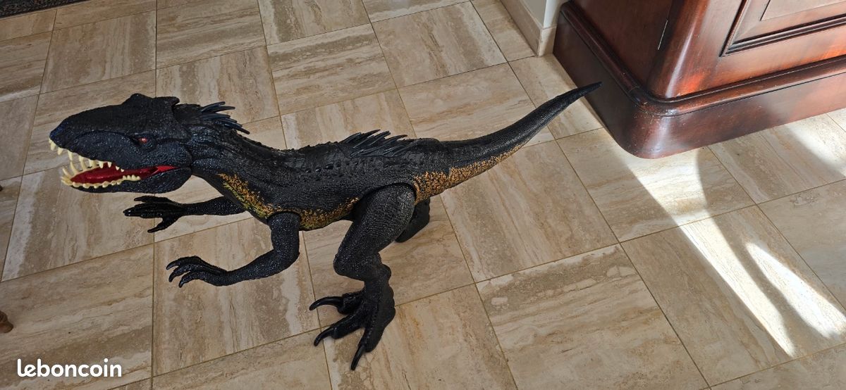 Dinausore jurassic world grande taille qui mange les petits dinausores (image 2)