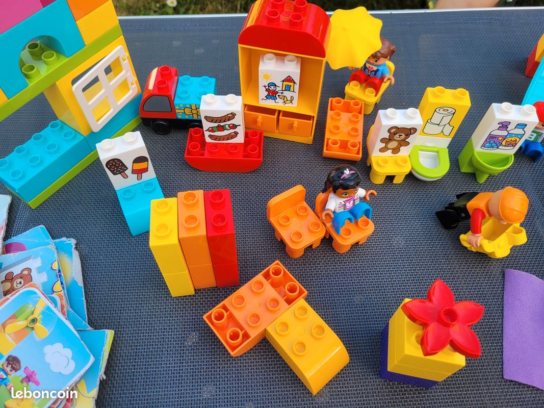Gros lot de Lego duplo 10820 créative école, pique nique Jeux