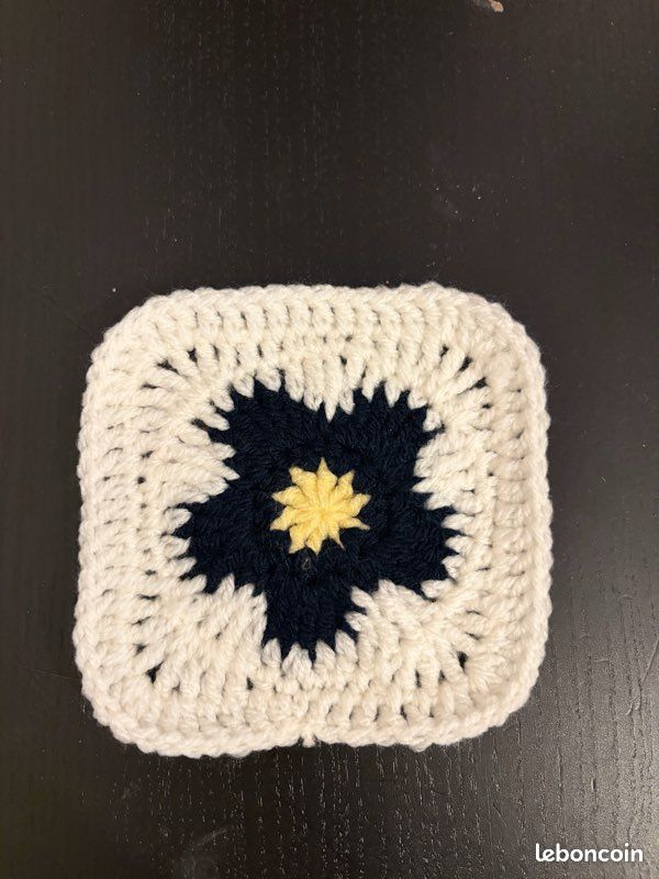 Granny squares fait main bleu foncé et blanc (image 2)