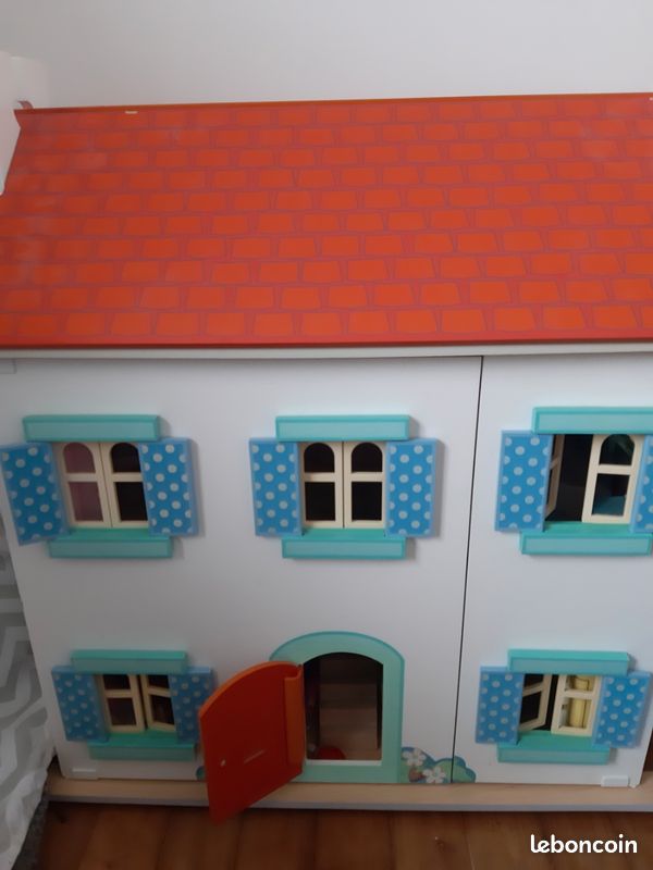 Maison de poupée / Barbie, toy van.
Marque Toy Van.
Taille hauteur 66cm, longueur 61cm, largeur 34cm.
Voir photos (image 6)