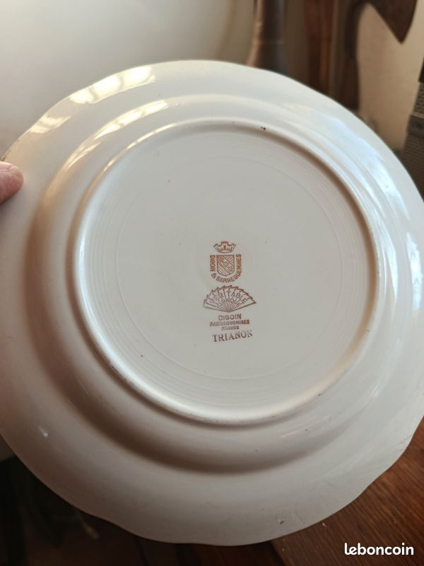 Lot d assiettes en faïence de la manufacture française Digoin & Sarreguemines, portant le nom du modèle « Trianon » (image 1)