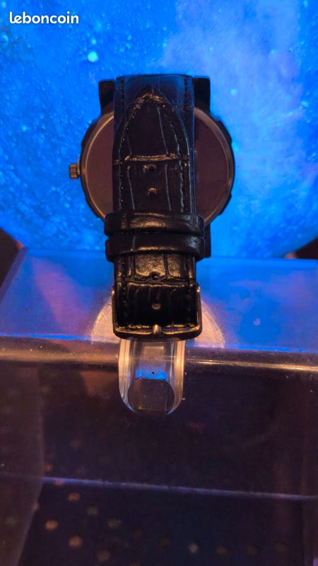 Montre noire bracelet cuir synthétique cadran plastique à tête de mort argenté (image 6)