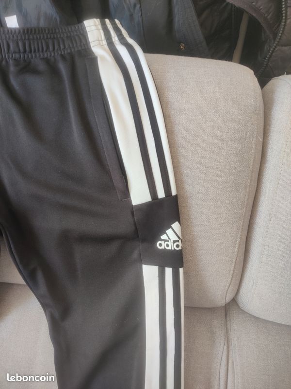 Bas de survêtement - Adidas - taille XS

Taille élastique à cordon de serrage.
Piqué 100 % polyester recyclé.
AEROREADY.
Poches latérales zippées.

Très bon état (image 3)