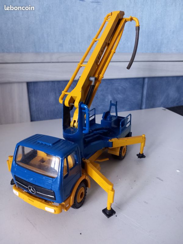 BETONPUMPE CONRAD MERCEDES-BENZ Actros Putzmeister M52 Modellauto 1