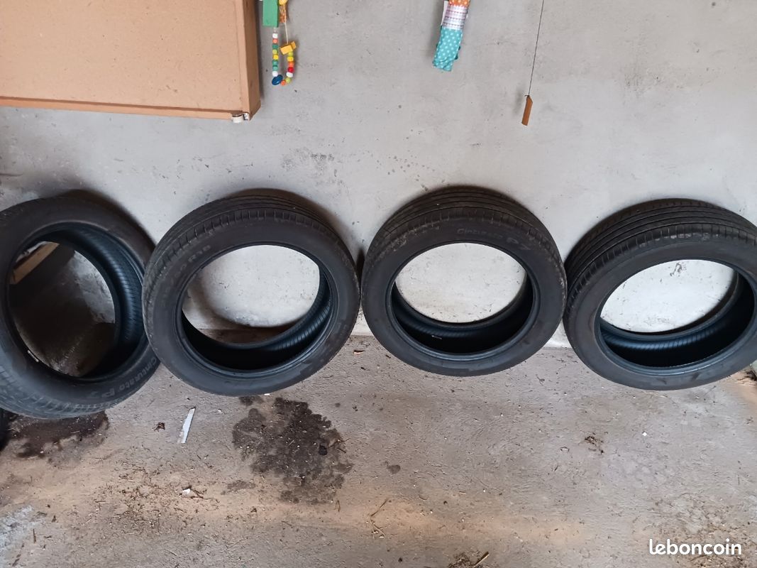 Vends pneus pirelli 215 50 18 96V. 
Montés initialement sur ford Puma. 
Quasiment neuf 5000 km parcouru. 
À récupérer sur place (image 1)