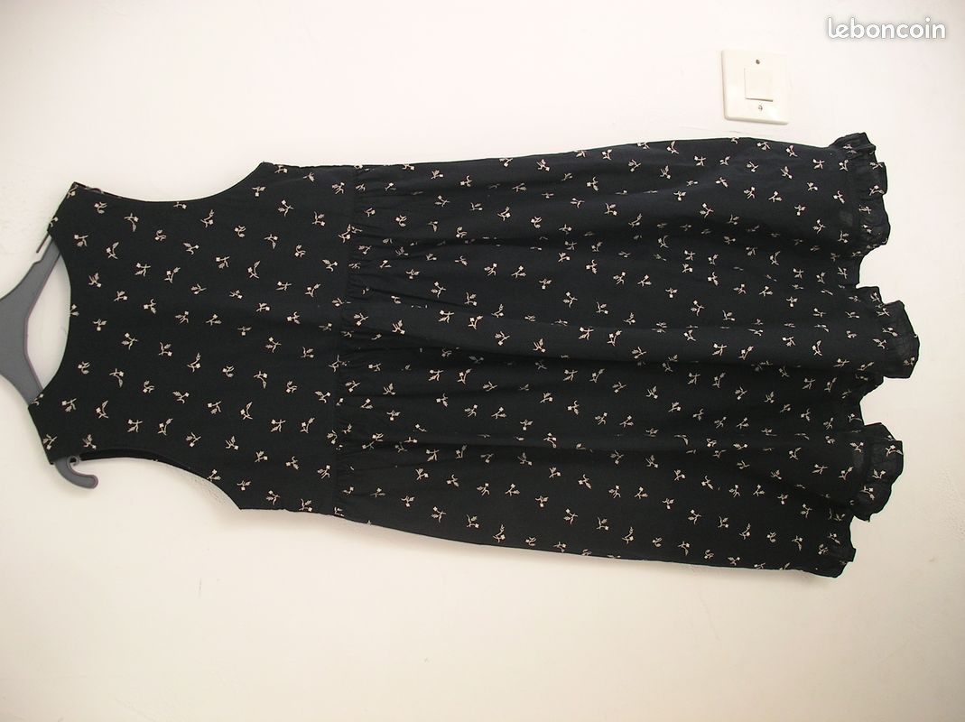 Robe DKNY noire petites fleurs blanches 7 ans (image 2)