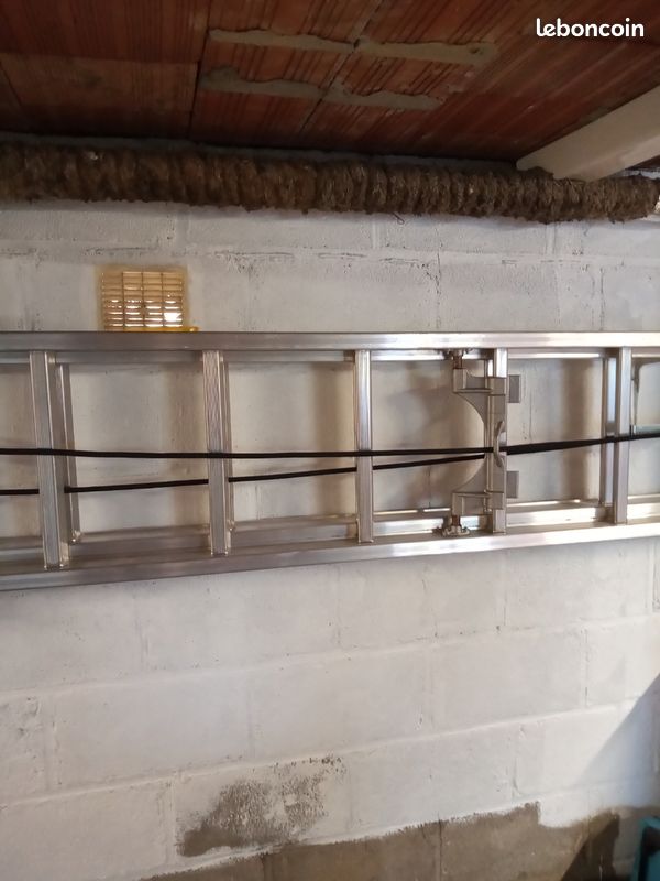 Vends Échelle classique état neuf servie 1 fois. Elle a 2 bras stabilisateur. Hauteur déployée mini 5,90m maxi 7,06m.pas de livraison. Elle est remise en main propre (image 1)