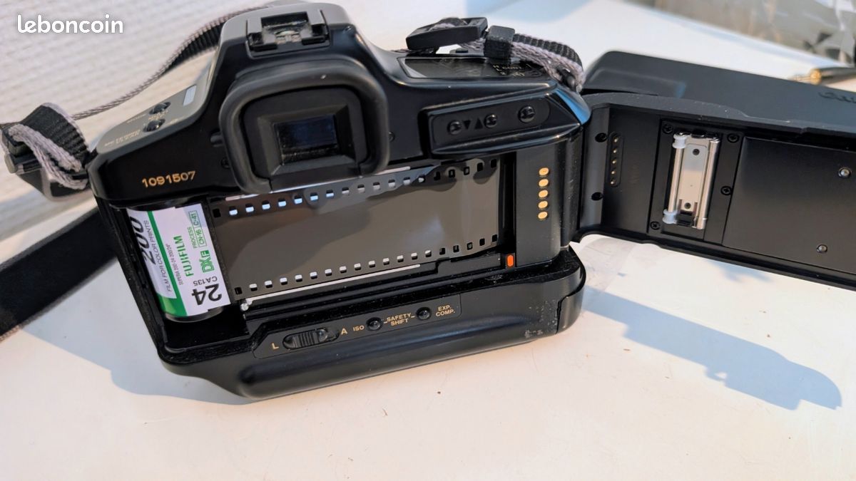 Lot Canon T90 + Objectif Canon nFD 70-210mm f/4 + Accessoires (image 3)