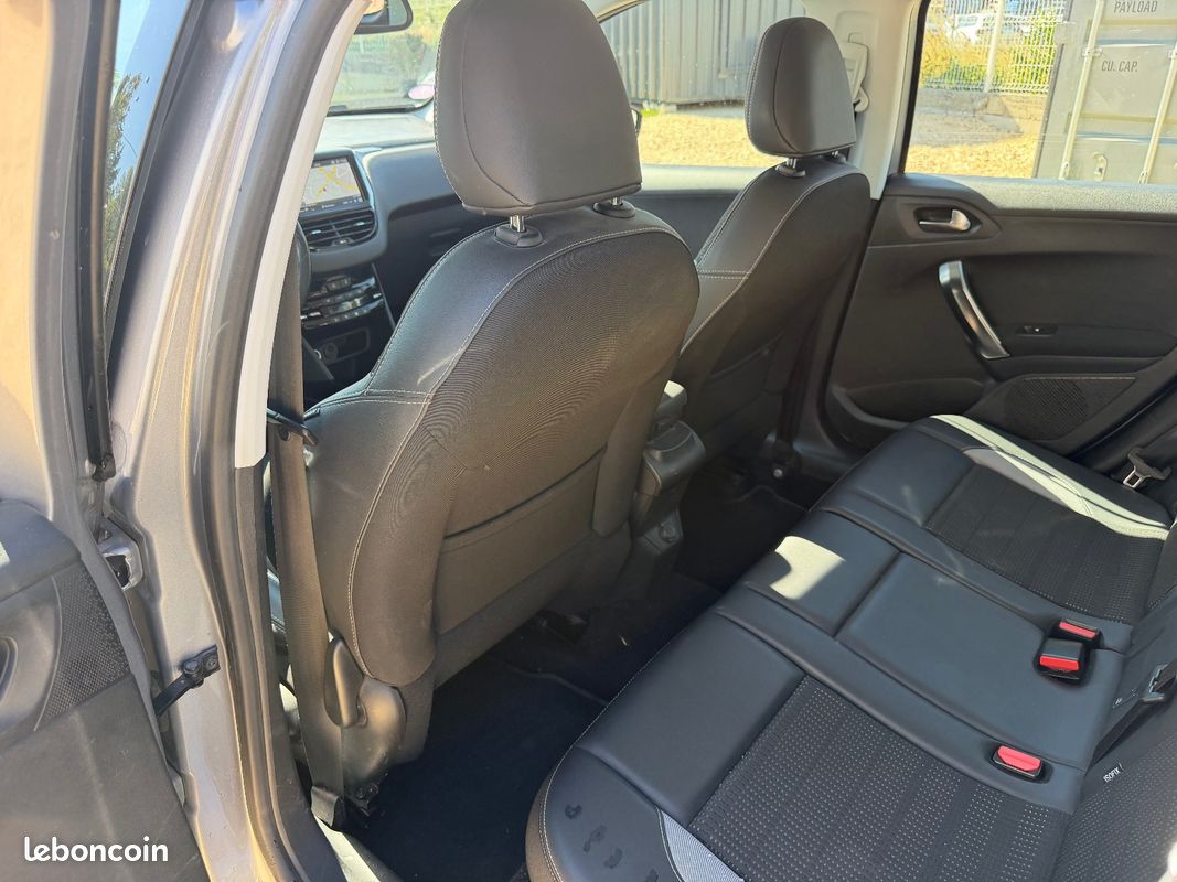 PEUGEOT 2008 BUSINESS 1.2 PureTech 110ch SS BVM5 Allure Business (image 6)