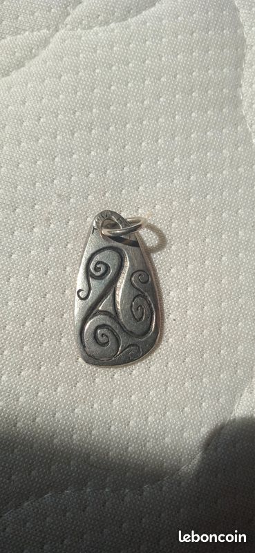 Pendentif Triskel En Argent 925 – Symbole Celtique, Marque Toulhouat – Occasion Porté