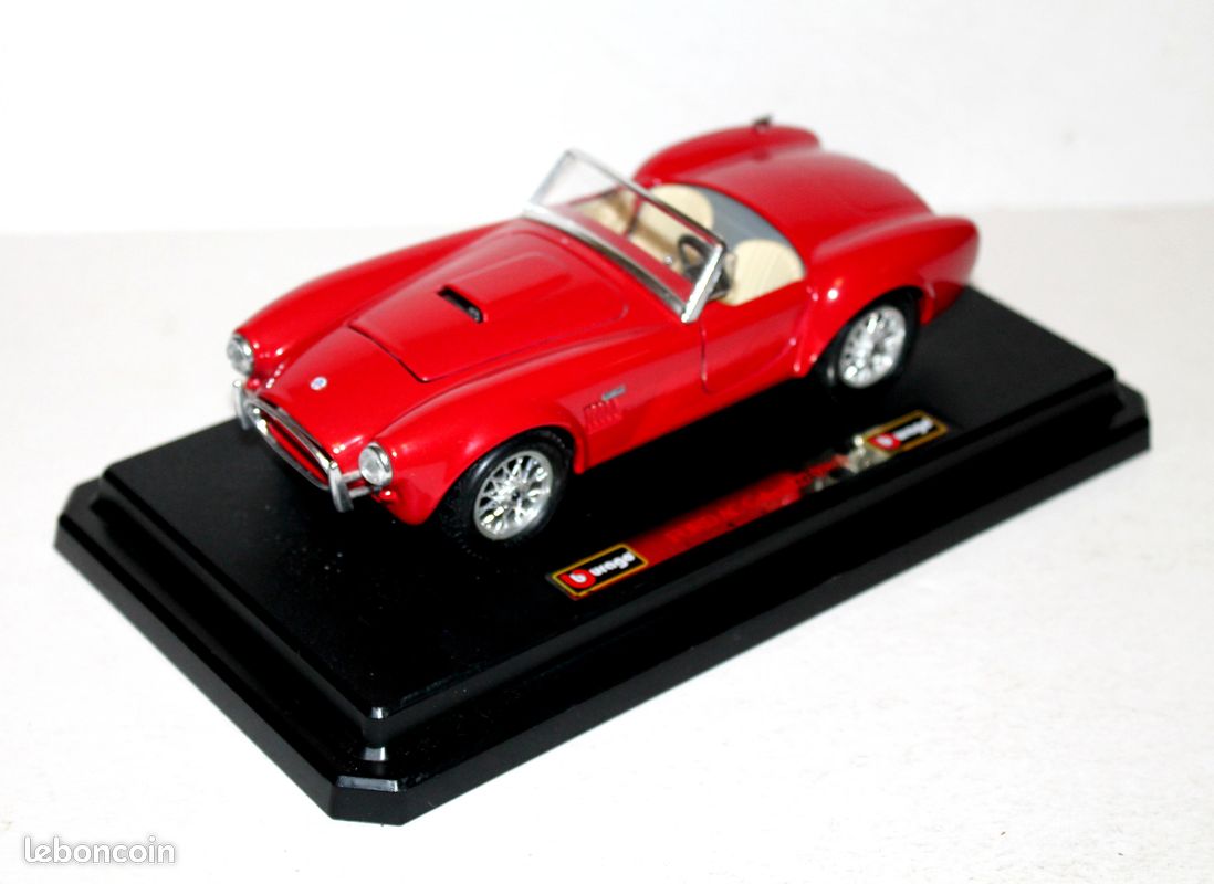 La Ford AC Cobra 427 Bleue En Voiture Miniature Par Burago Au 1 24e 12131