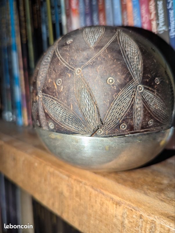 Coupe ancienne noix de coco ciselée sur sa monture en métal argenté (image 4)