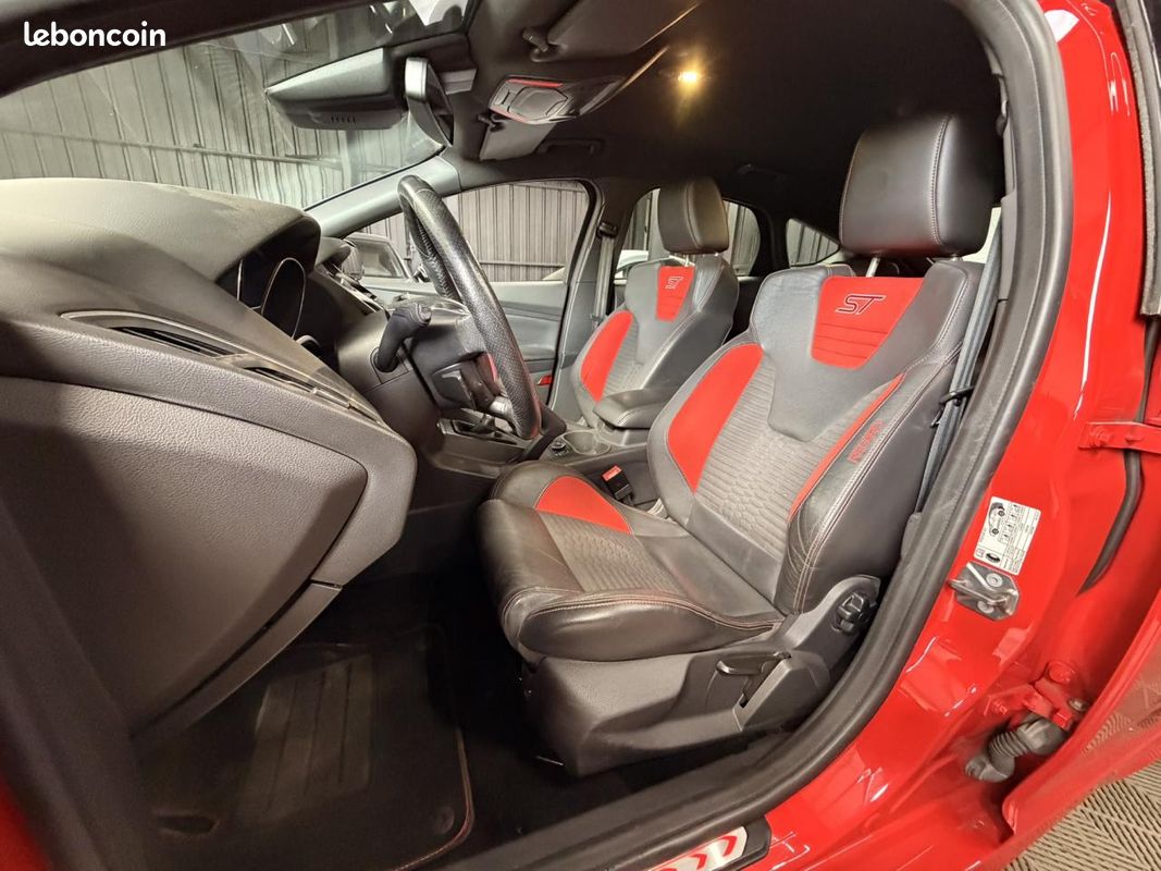 FORD FOCUS ST 2.0 SCTi EcoBoost 250 / Révisé - Pneus & Embrayage neuf (image 15)