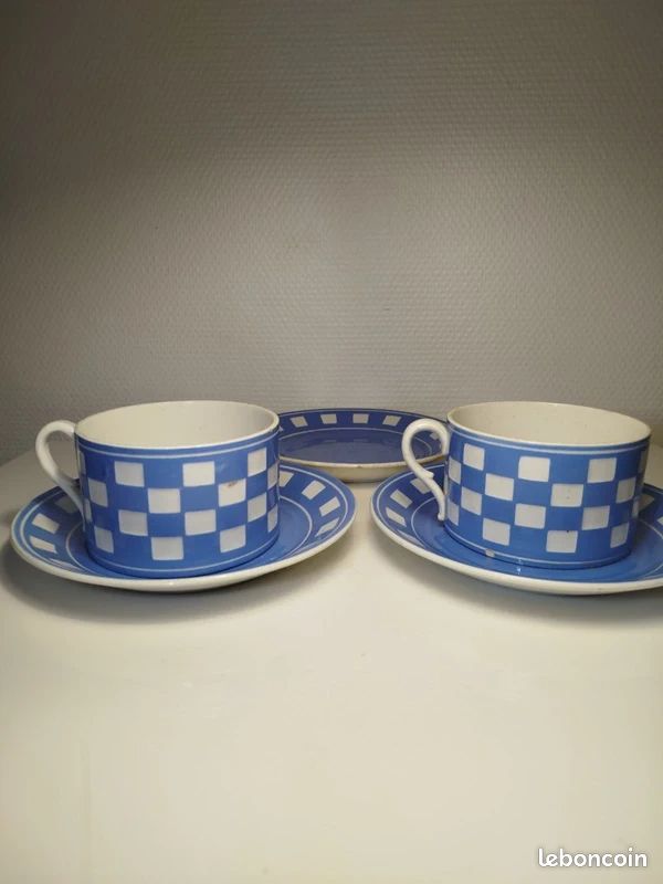 2 tasses anciennes Digoin Sarreguemines Art déco, damier bleu et blanc (image 1)
