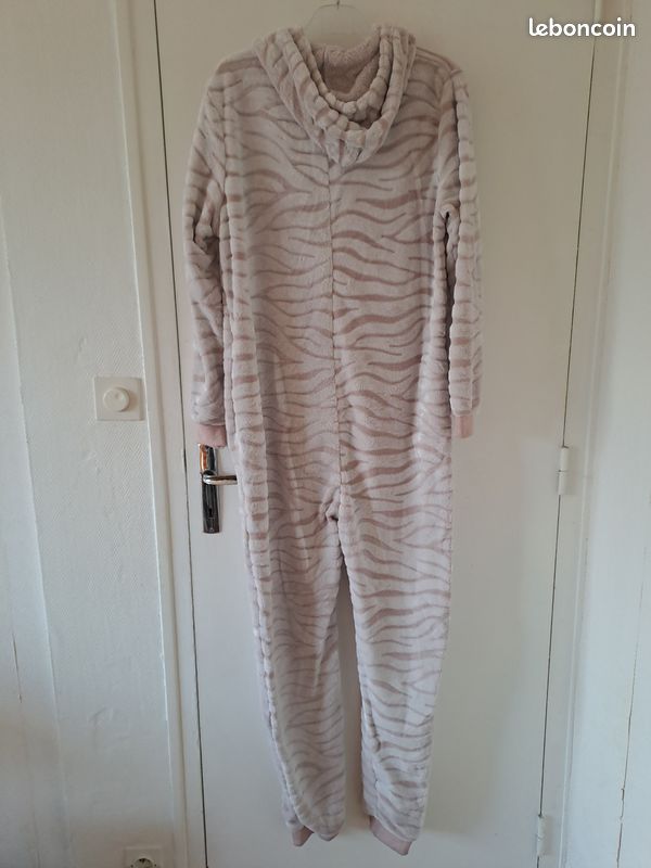 Pyjama- combinaison un en taille L et un en XL tout neuf (image 7)