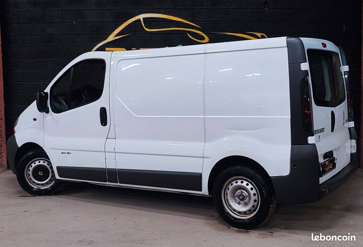 RENAULT TRAFIC II 2.0L ESSENCE 120 ch UTILITAIRE - L1H1 - FOURGON - 3 PLACES - CLIMATISATION - 1ère MAIN - ENTRETIEN RENAULT - TRES PROPRE (image 5)