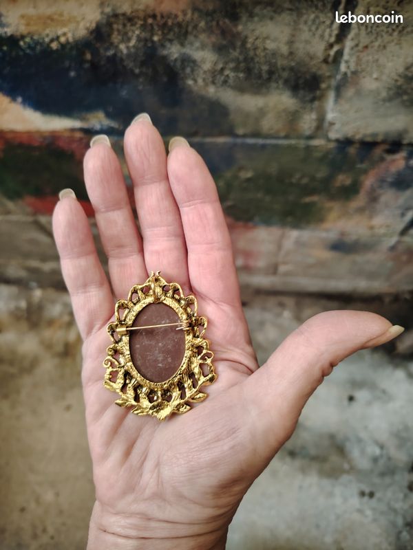 Belle broche vntage grande feulle avec strass rsés et perles