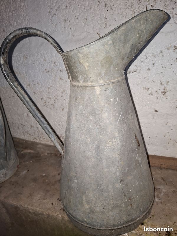 Broc ancien en zinc (image 2)