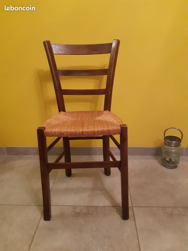 Chaise en bois (image 1)