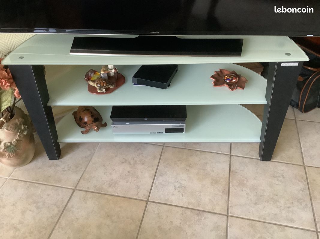 Meuble Tv avec pied cuir (image 1)