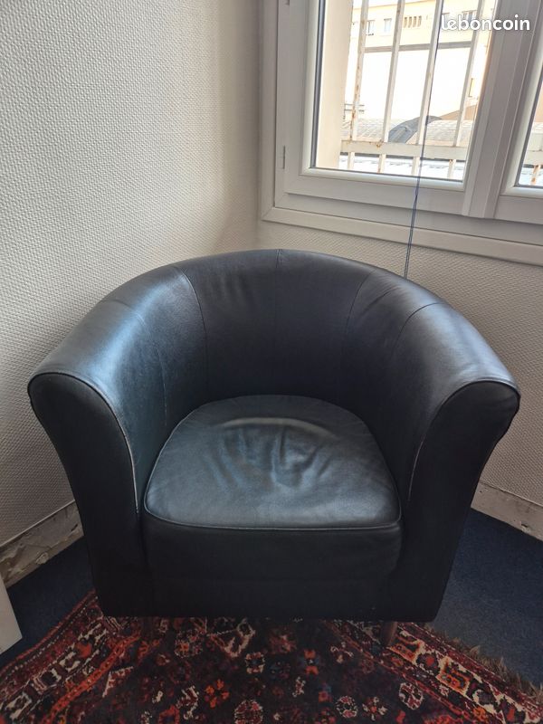 Fauteuil club “tub” en simili noir – bon état (image 1)